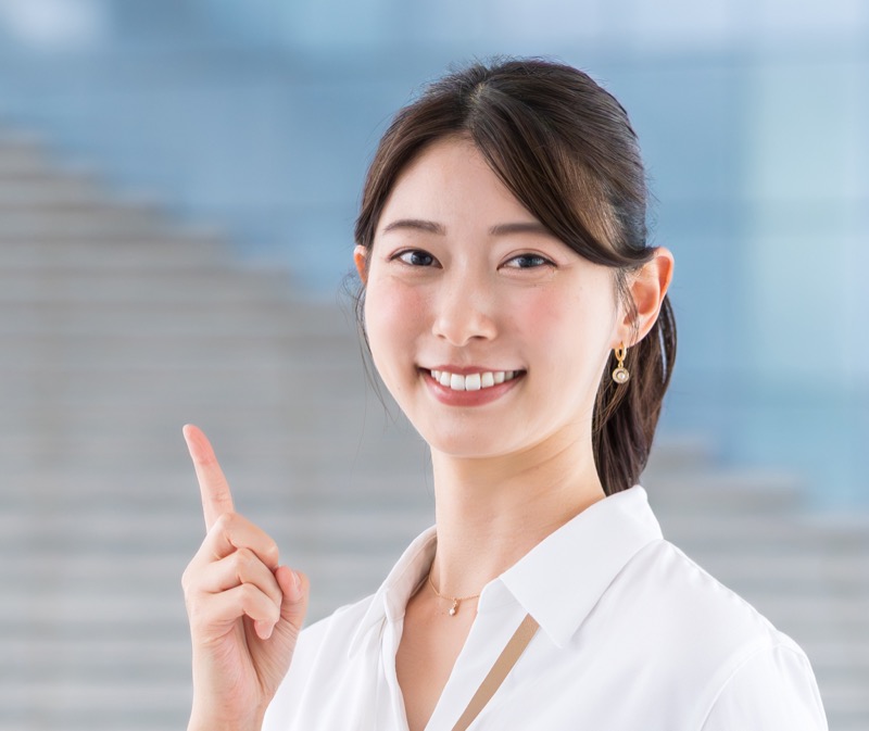 指をさして案内する女性